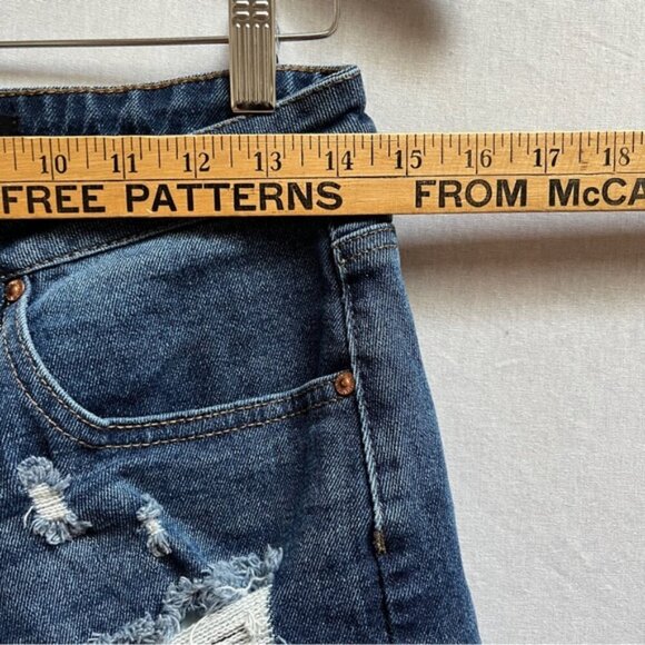 Almost Famous distress frayed denim jean shorts Sz 5/ 29” - Picture 11 of 11